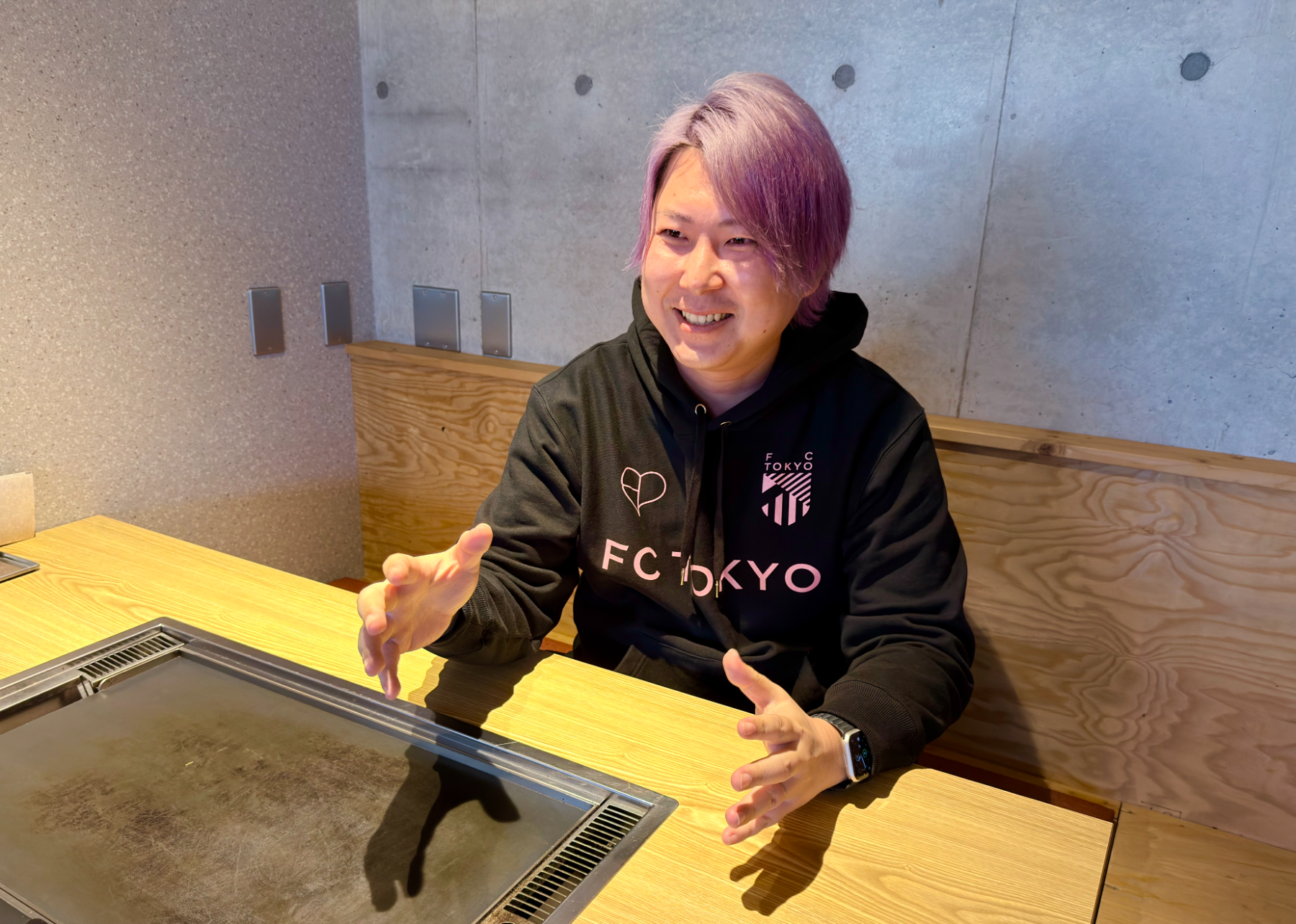 インタビューに答える西村